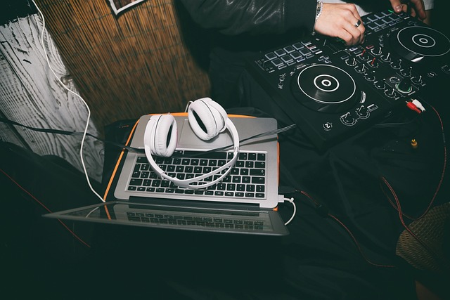 Essentiële tools voor de moderne dj: van draaitafels en mixers tot licht- en geluidseffectapparatuur